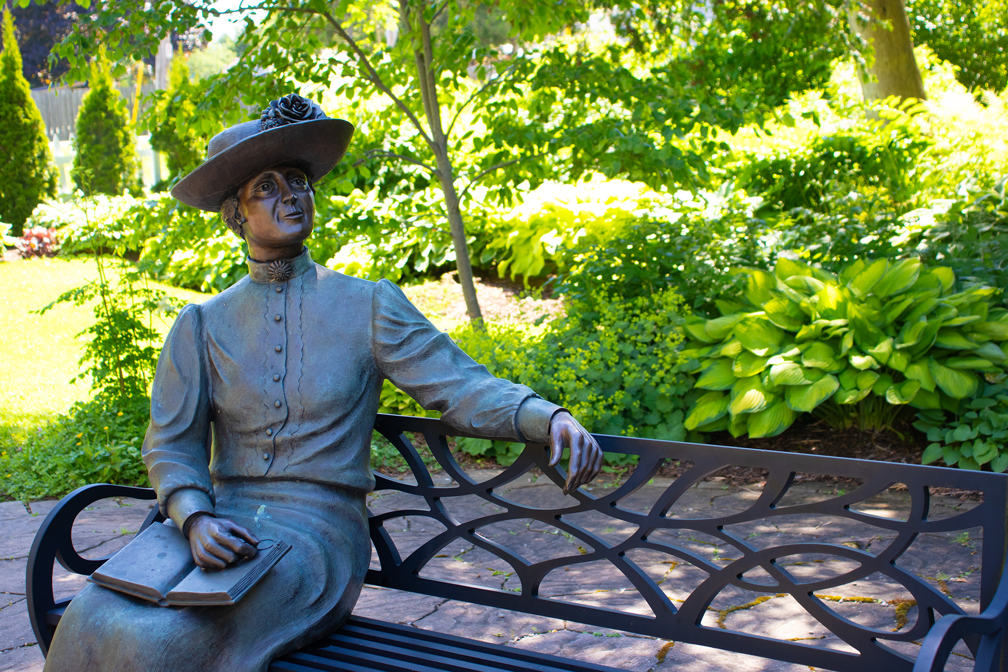 Image of a statue of Lucy Maud Montgomery sitting on a bench