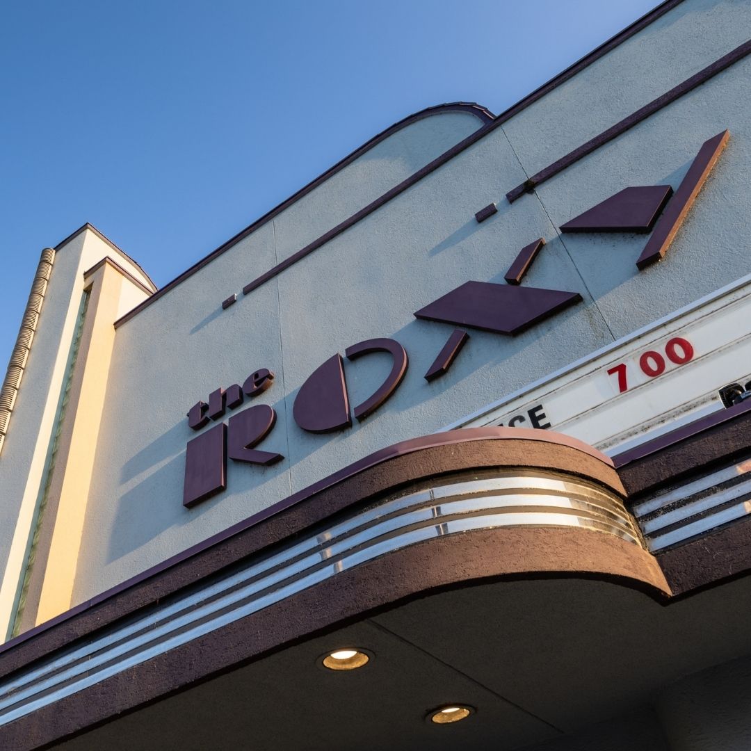 Image of the sign of a movie theatre with art deco style